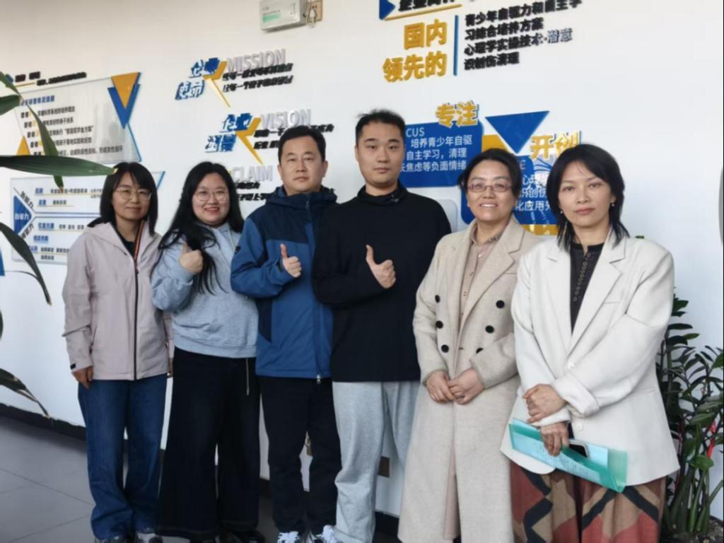 一群人站在一起合影的照片AI 生成的内容可能不正确。